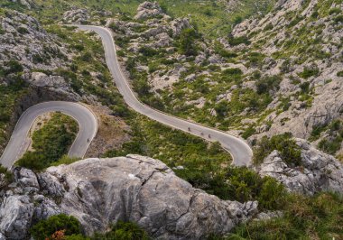 İspanya, Mallorca 'daki ünlü Sa Calobra dağ yolu. Kayaların arasında yılan gibi esiyor..
