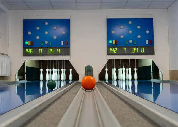 Boş ahşap sokak, modern bowling kulübü.
