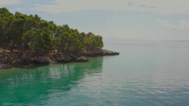 Resimli hava manzaralı güzel plajlar, berrak turkuaz deniz ve insanların tatili. Kumsal ve denizin üzerinde uçan bir dron. Hırvatistan. Makarska Riviera. 