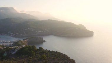 Mallorca 'nın Port de Soller kentindeki günbatımının hava manzarası. Kıyı kasabası yaklaşan geceye batıyor. Mayorka, İspanya, Balear Adaları