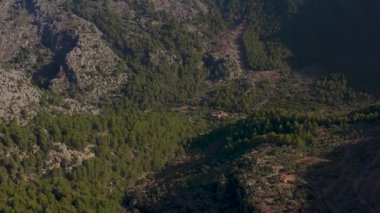 Mallorca manzarasının nefes kesici görüntüsü. Açık, güneşli gökyüzünün altında bulutlarla örtülü yüksek dağların çarpıcı manzarası. Mallorca, Mayorka, İspanya, Balear Adaları