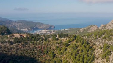  Popüler yaz tatil köyü Port de Soller 'ın hava manzarası. Gemiler ve yatlar için rahat bir liman. Güzel kıyı şeridi. Mallorca, Balearic Adaları, İspanya