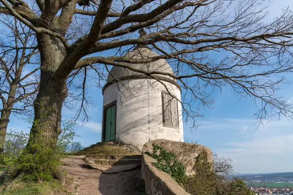 Almanya 'nın Radebeul kentindeki tepede resim gibi bir şapel. Tarihi bina çevresindeki kırsal manzarayı güzel gösteriyor.