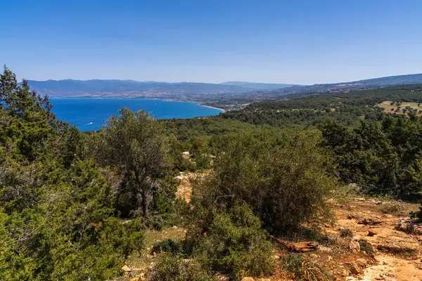 Kıbrıs 'ın huzurlu bir kıyı kasabası olan Polis' in doğa ve geleneksel mimariyle çevrili güzel panoramik manzarası. Seyahat, Akdeniz yaşam tarzı ve doğadan esinlenilmiş kavramlar için mükemmel..