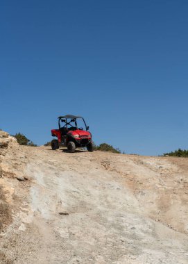 Tüylü, Kıbrıs 'ta açık gökyüzünün altında toprak yolda duruyor. Popüler off-road aktivitesi. Macera kavramı, güneşli bir günde açık hava aktiviteleri.