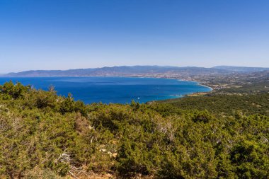Polis 'in doğal güzelliği ve büyüleyici geleneksel mimarisiyle tanınan Kıbrıs' ın deniz kenarı manzarası. Seyahat, rahatlama ve doğa temalı kavramlar için mükemmel bir ortam..
