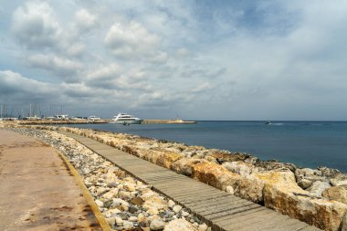 Latchi limanı Kuzey Kıbrıs 'ta güzel bir yerdir. Gezinti güvertesi açık renkli taşlarla kaplı. Sıcak, huzurlu bir atmosfer..