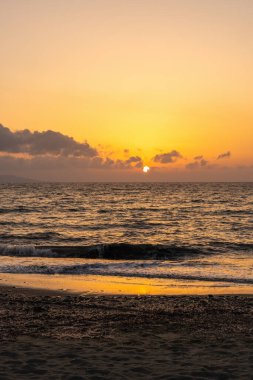 Kıbrıs kıyıları, güzel günbatımının arka planına karşı durarak sükunet, romantizm ve doğanın güzelliği atmosferini taşıyor.