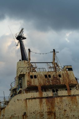 Kıbrıs 'ın simgesi. Batan geminin enkazını gün batımına yakın tut. Peyia Paphos, Kıbrıs, Avrupa 'da.