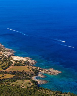 Kıbrıs Rum Kesimi 'nin Pınar Amoros kıyısının Idyllic hava perspektifi. çarpıcı jeolojik özellikler, şeffaf kıyı suları tatil ve macera görüntüleri için rüya gibi bir kaçış sunuyor..