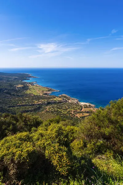Kıbrıs Rum Kesimi 'ndeki Çeşme Amoros kıyı şeridinin doğal kaya oluşumları ve kristal berrak Akdeniz sularıyla manzarası. Huzurlu manzaralarıyla bilinen huzurlu bir seyahat yeri..