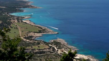 Kıbrıs Rum Kesimi 'nin mavi lagünüyle Fontana Amoros' taki engebeli kıyı şeridinin muhteşem hava manzarası. Kıbrıs adasında güzel bir turizm beldesi.