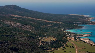 Kıbrıs Rum Kesimi 'nin Fontana Amorosa ve Blue Lagoon kentlerinin engebeli uçurumları ve el değmemiş Akdeniz sularında yüzen teknelerinin nefes kesici hava manzarası. Adanın sahil taşlarını ziyaret etmeliyim.