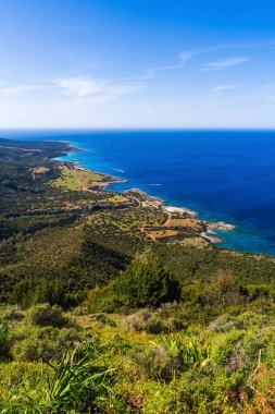 Kıbrıs 'ın engebeli ve kayalık kıyı şeridi, turkuaz sular ve dik deniz kayalıklarıyla sersemletici panoramik manzarası. Yaz Akdeniz manzarası, vahşi doğa ve doğal manzara.