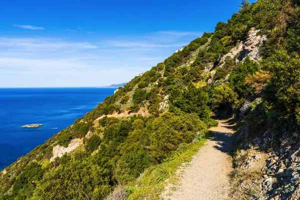 Kıbrıs 'ın dağlık arazisinde gezinen güzel sahil yürüyüş yolu. İzler, canlı mavi deniz, kaya oluşumları, doğa severler ve aktif gezginleri cezbeden çarpıcı manzaralar sunuyor..