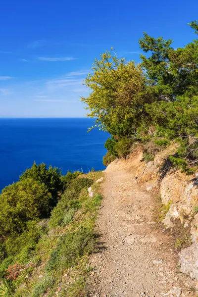 Kıbrıs 'ın büyüleyici kıyı şeridi boyunca dağlara oyulmuş huzurlu yürüyüş izleri. Turkuaz sular, deniz kayalıkları, huzur ve doğal güzellik arayanlar için cennet gibidir..
