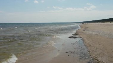 Baltık Denizi boyunca sakin bir kıyı manzarası, huzurlu tatiller, doğa yürüyüşleri ve sakin yansımalar için ideal. Almanya. Doğa yürüyüşü ve farkındalık için atmosfer.