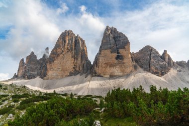 Dolomites, İtalya 'da Drei Zinnen, Tre Cime di Lavaredo' nun ikonik zirvelerinin nefes kesici manzarası. Açık mavi gökyüzünün altında görkemli bir dağ manzarası. Popüler seyahat hedefi