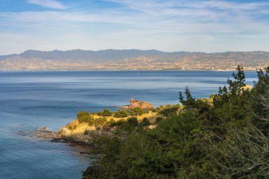 Kıbrıs 'ın berrak mavi su ve doğal kaya oluşumlarıyla dolu sakin kıyı şeridi manzarası güneş ışığıyla dolup taşıyor. Özgürlük ve barış aşıkları için resimli tatil yeri.