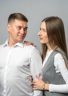 Sevgili genç çiftin stüdyo portresi. Erkek ve kadın birbirlerine şefkatle bakıyor, sevgiyi ifade ediyorlar, bağlantı kuruyorlar, duygusal yakınlık kuruyorlar. Romantik ilişkiler, güven, samimiyet kavramı.