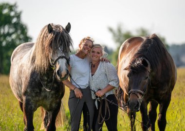 Doğada iki kadın güneşli çayırlarda atlarıyla vakit geçirirken neşeli bir arkadaşlık anı. Mükemmel bir kahkaha, sadakat ve hayvanlarla insanlar arasındaki duygusal bağ sahnesi..
