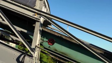 Schwebebahn Dresden şehir boyunca seyahat eder. İkoniç, Almanya 'daki demiryolu ve turistik cazibeyi panoramik manzarayla askıya aldı