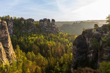 Almanya 'nın Sakson İsviçre Ulusal Parkı' ndaki dramatik kumtaşı uçurumları ve orman vadilerinin manzarası yükseldi. Popüler yürüyüşler, çarpıcı doğal manzaralarla dolu seyahat yerleri..