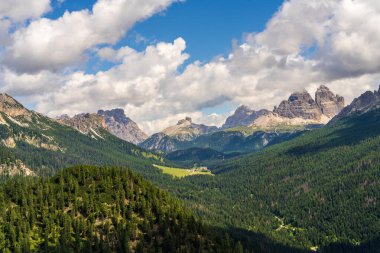Dolomitler, İtalya 'daki görkemli kayalık kayalıklar yemyeşil orman vadilerinin üzerinde yükselir. Sakin ve huzurlu alp manzarası, doğa, seyahat, sükunet, dağ güzelliği temaları için mükemmel..
