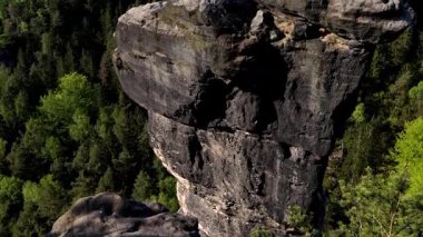 Almanya, Sakson İsviçre 'deki Bastei Köprüsü' nün dramatik kumtaşı oluşumları ve uçurumları. Seyahat, doğa, turizm içeriği için ideal manzara