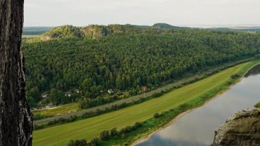 Elbe Nehri üzerindeki Bastei Köprüsü 'nden nefes kesici manzara ve Almanya, Sakson İsviçre' deki kayalık manzara. Manzaralı uçurumlar, orman, nehir vadisi. Doğa için mükemmel, seyahat projeleri.