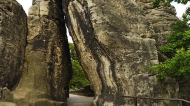 Almanya 'daki Sakson İsviçre Ulusal Parkı' nda, yüksek kum taşlarıyla çevrili Bastei Köprüsü 'nde yürüyoruz. Dramatik doğal manzarada manzaralı yürüyüş rotası
