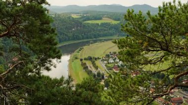 Bastei Köprüsü 'nden Elbe Nehri' ne ve Sakson İsviçre, Almanya 'daki kayalık araziye bakın. Dramatik uçurumları, ormanları, nehir manzaralı popüler turizm beldesi.