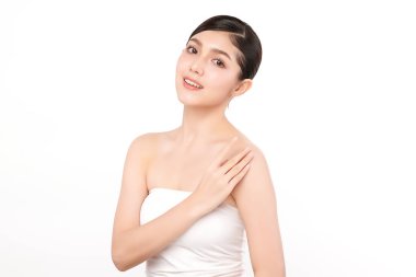 Beyaz arka planda temiz tenli güzel Asyalı kadın, yüz bakımı, yüz bakımı, kozmetoloji, güzellik ve kaplıca, Asyalı kadın portresi.