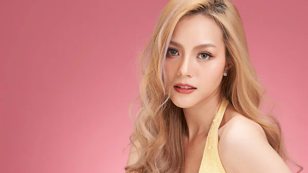 ピンクの背景にきれいな新鮮な肌を持つ美しい若いアジアの女性 顔のケア 顔の治療 美容とスパ アジアの女性の肖像画 — ストック写真