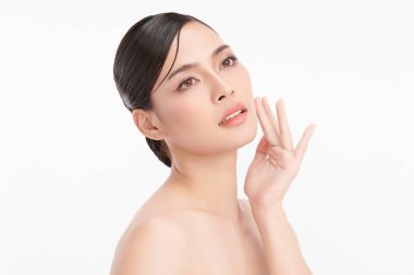 Beyaz arka planda temiz tenli güzel Asyalı kadın, yüz bakımı, yüz bakımı, kozmetoloji, güzellik ve kaplıca, Asyalı kadın portresi.