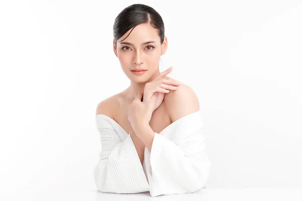 Όμορφη Νεαρή Ασιάτισσα Γυναίκα Καθαρό Φρέσκο Δέρμα Λευκό Φόντο Περιποίηση — Φωτογραφία Αρχείου
