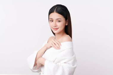 Beyaz arka planda temiz tenli güzel Asyalı kadın, yüz bakımı, yüz bakımı, kozmetoloji, güzellik ve kaplıca, Asyalı kadın portresi.