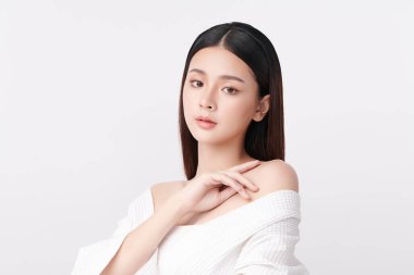 Beyaz arka planda temiz tenli güzel Asyalı kadın, yüz bakımı, yüz bakımı, kozmetoloji, güzellik ve kaplıca, Asyalı kadın portresi.