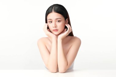 Beyaz arka planda temiz tenli güzel Asyalı kadın, yüz bakımı, yüz bakımı, kozmetoloji, güzellik ve kaplıca, Asyalı kadın portresi.
