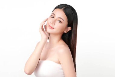 Beyaz arka planda temiz tenli güzel Asyalı kadın, yüz bakımı, yüz bakımı, kozmetoloji, güzellik ve kaplıca, Asyalı kadın portresi.