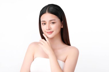 Beyaz arka planda temiz tenli güzel Asyalı kadın, yüz bakımı, yüz bakımı, kozmetoloji, güzellik ve kaplıca, Asyalı kadın portresi.