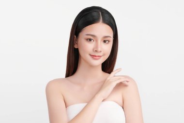 Beyaz arka planda temiz tenli güzel Asyalı kadın, yüz bakımı, yüz bakımı, kozmetoloji, güzellik ve kaplıca, Asyalı kadın portresi.