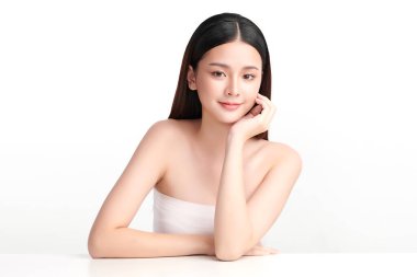 Beyaz arka planda temiz tenli güzel Asyalı kadın, yüz bakımı, yüz bakımı, kozmetoloji, güzellik ve kaplıca, Asyalı kadın portresi.