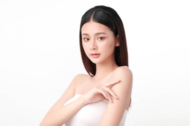 Beyaz arka planda temiz tenli güzel Asyalı kadın, yüz bakımı, yüz bakımı, kozmetoloji, güzellik ve kaplıca, Asyalı kadın portresi.