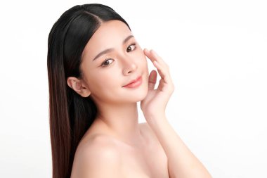 Beyaz arka planda temiz tenli güzel Asyalı kadın, yüz bakımı, yüz bakımı, kozmetoloji, güzellik ve kaplıca, Asyalı kadın portresi.