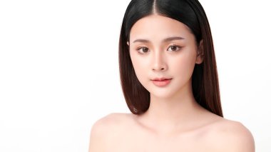 Beyaz arka planda temiz tenli güzel Asyalı kadın, yüz bakımı, yüz bakımı, kozmetoloji, güzellik ve kaplıca, Asyalı kadın portresi.