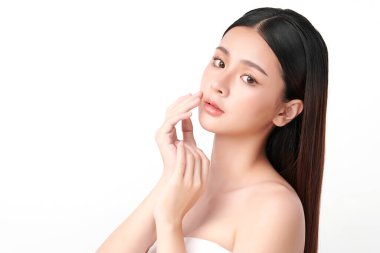 Beyaz arka planda temiz tenli güzel Asyalı kadın, yüz bakımı, yüz bakımı, kozmetoloji, güzellik ve kaplıca, Asyalı kadın portresi.