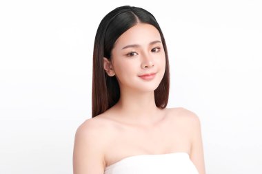 Beyaz arka planda temiz tenli güzel Asyalı kadın, yüz bakımı, yüz bakımı, kozmetoloji, güzellik ve kaplıca, Asyalı kadın portresi.