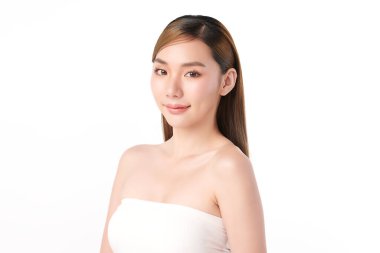 Beyaz arka planda temiz tenli güzel Asyalı kadın, yüz bakımı, yüz bakımı, kozmetoloji, güzellik ve kaplıca, Asyalı kadın portresi.