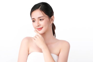 Beyaz arka planda temiz tenli güzel Asyalı kadın, yüz bakımı, yüz bakımı, kozmetoloji, güzellik ve kaplıca, Asyalı kadın portresi.